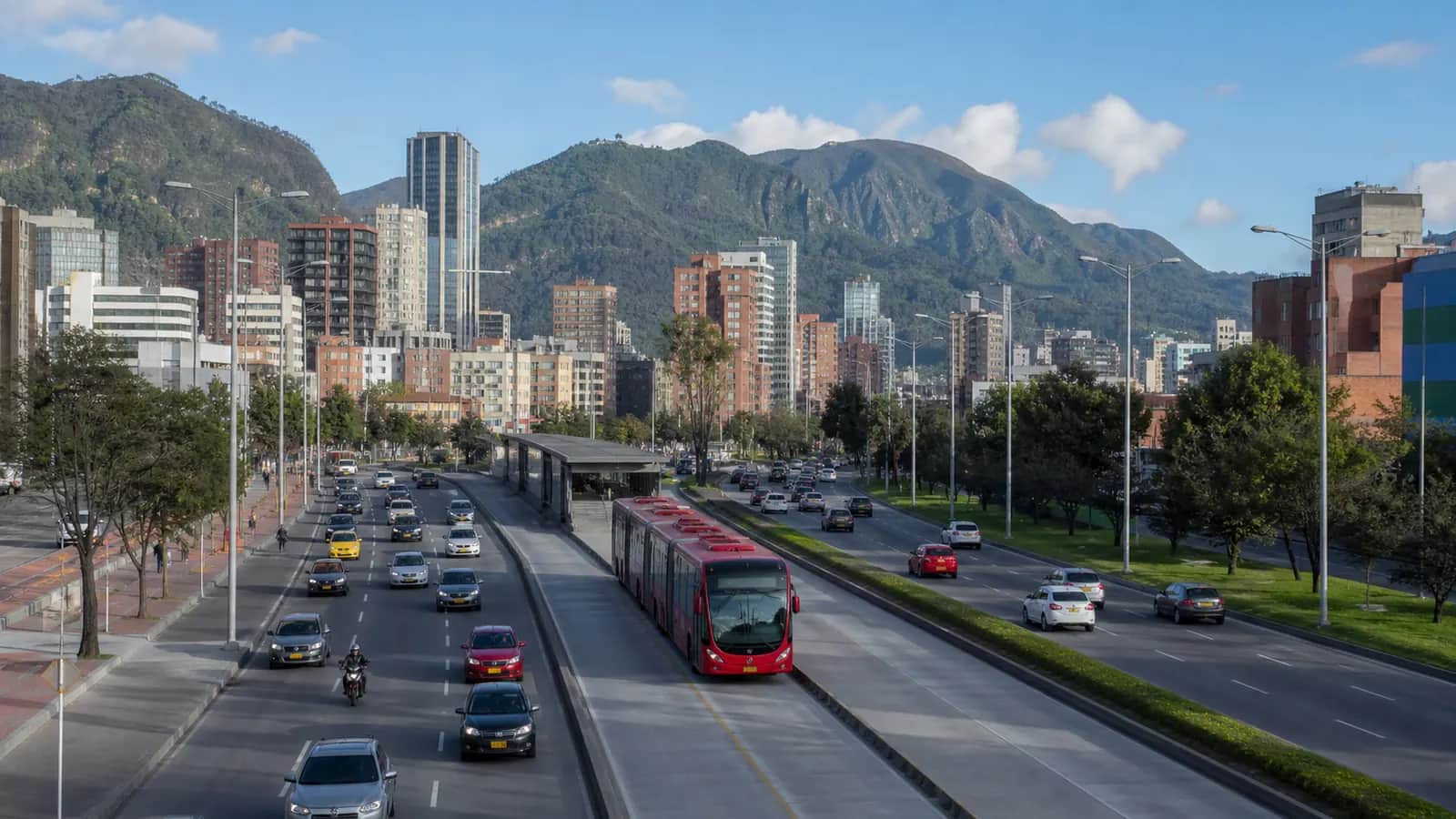 Corredor vial de una ciudad colombiana con tráfico moderado