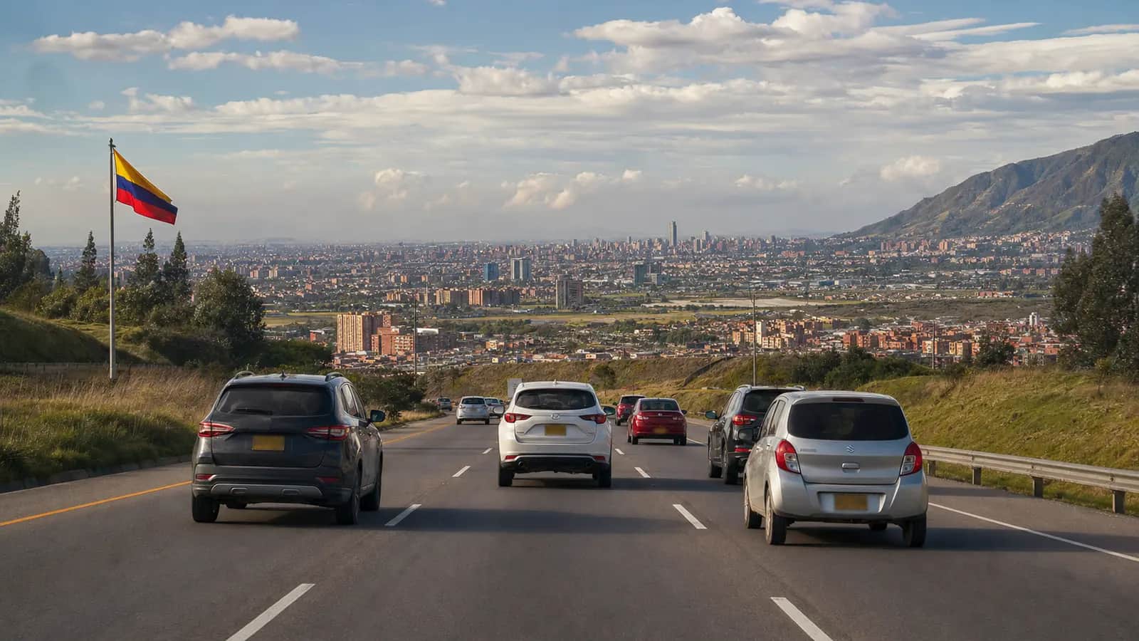 Vehículos regresando a Bogotá por un corredor de entrada